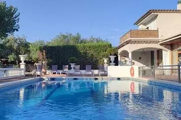 & Restaurant Figueres Parc - Hostalets de Llers