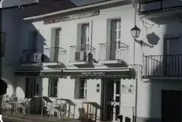 Hostal 2 Estrellas  Restaurante Las Tres Encinas En El Centro Del Pueblo - Cabeza la Vaca