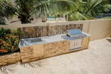 Spacious 4 Bedroom Apartment 2 Km From Eagle Beach - Palm Beach