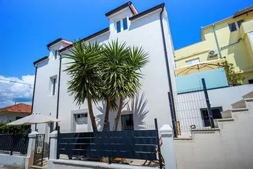 Studio Apartments Yucca, 2 Min To The Beach And 5 To Trogir - Trogir