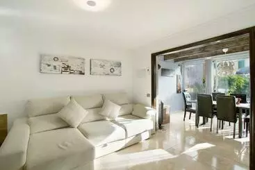 Alojamiento En Los Parrales - San Fernando