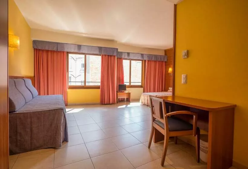 Fotos del hotel Checkin Montpalau:  25