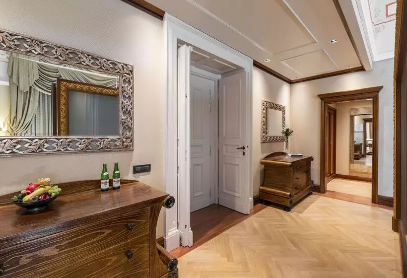 Fotos del hotel Nh Collection Carlo Iv:  38