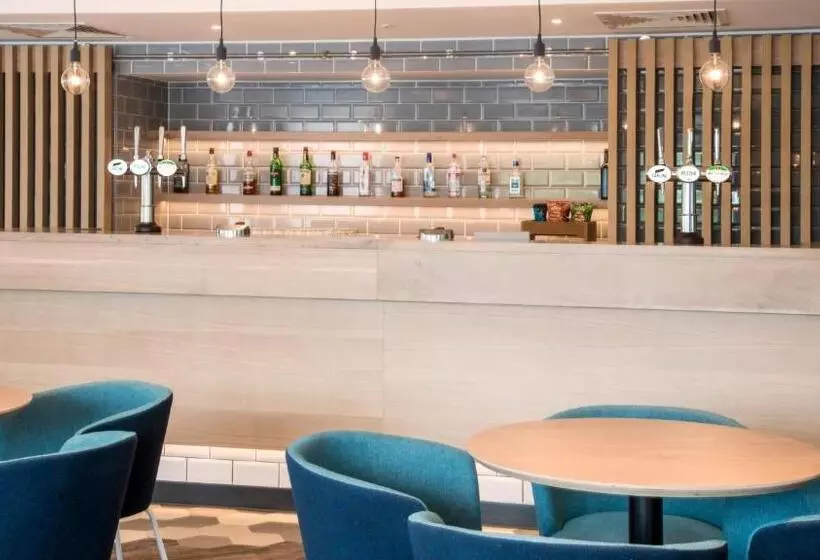 Fotos del hotel Holiday Inn Express Oxford Kassam Stadium, An Ihg:  13