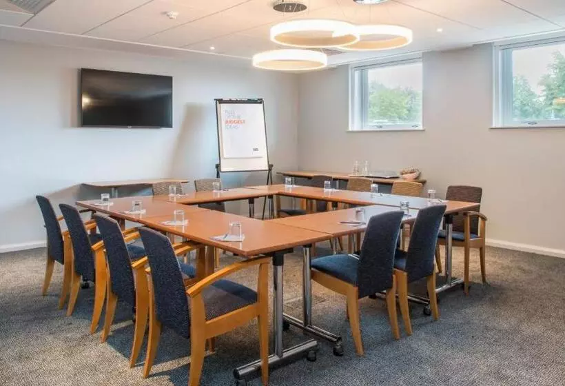 Fotos del hotel Holiday Inn Express Oxford Kassam Stadium, An Ihg:  5
