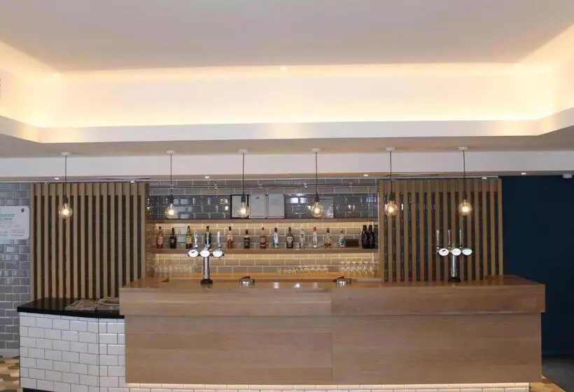 Fotos del hotel Holiday Inn Express Oxford Kassam Stadium, An Ihg:  11