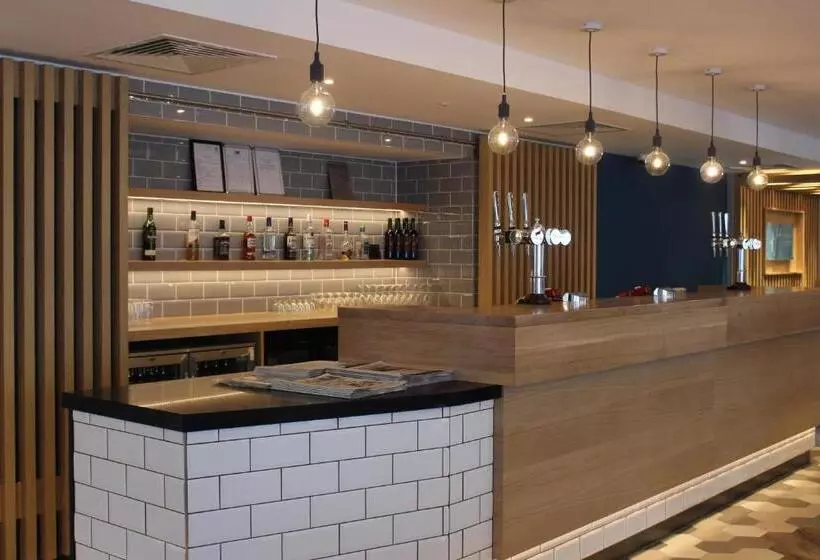 Fotos del hotel Holiday Inn Express Oxford Kassam Stadium, An Ihg:  4