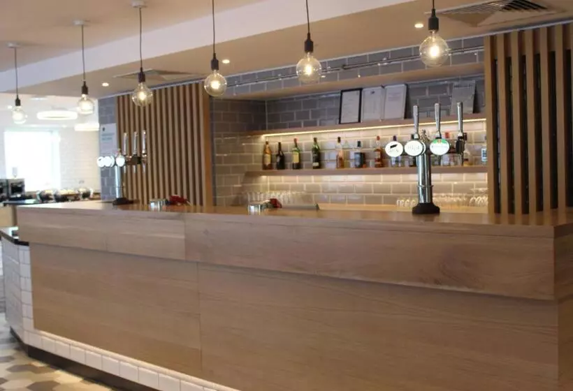 Fotos del hotel Holiday Inn Express Oxford Kassam Stadium, An Ihg:  9