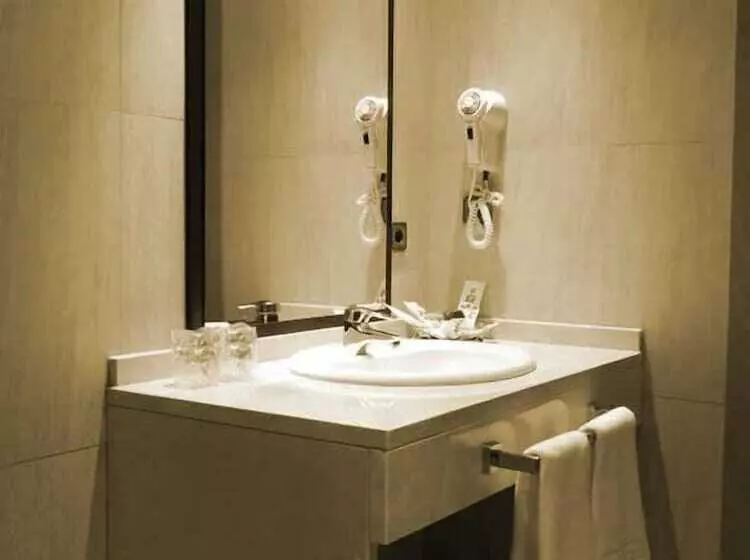 Fotos del hotel Isur Llerena:  6