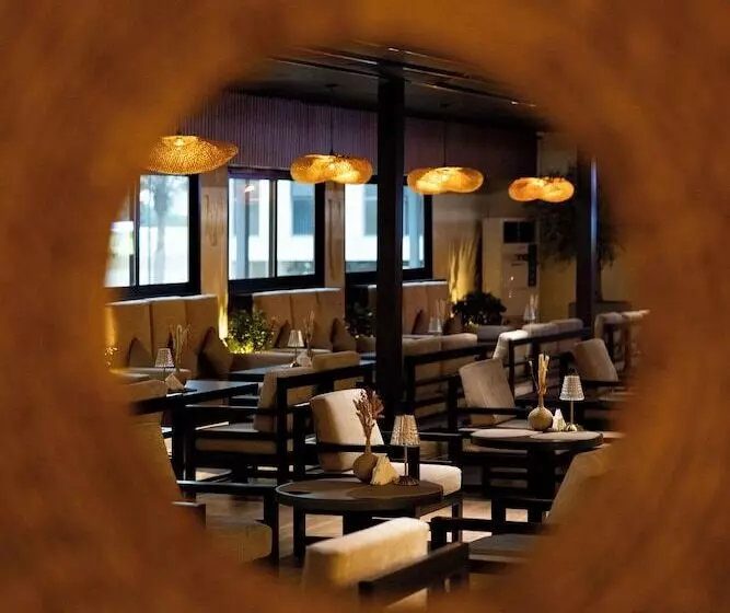 Fotos del hotel Grand Kingsgate Waterfront By Millennium Hotels:  27