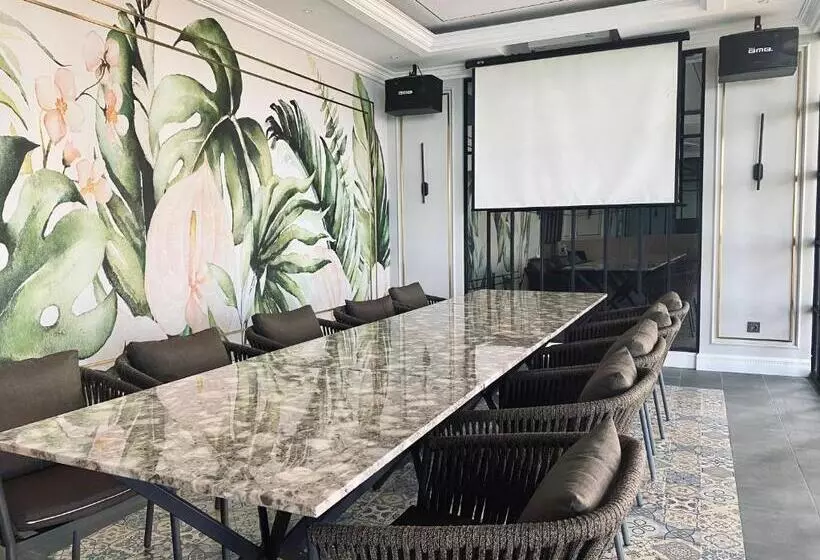 Fotos del hotel Grand Eska  And Residences:  3