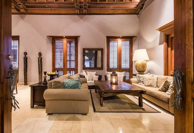 Ananda  Boutique  Es Cosmos