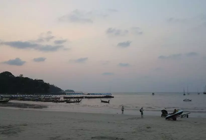 Fotos del hotel The Front  And Apartment:  11