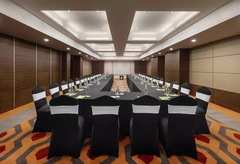 Fotos del hotel Golden Tulip Gurgaon Sector 29:  5