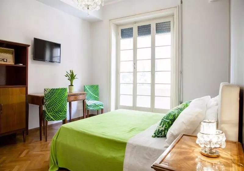 C’Est La Vie Rooms