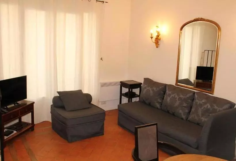 Fotos del hotel Mithouard Apartment:  11