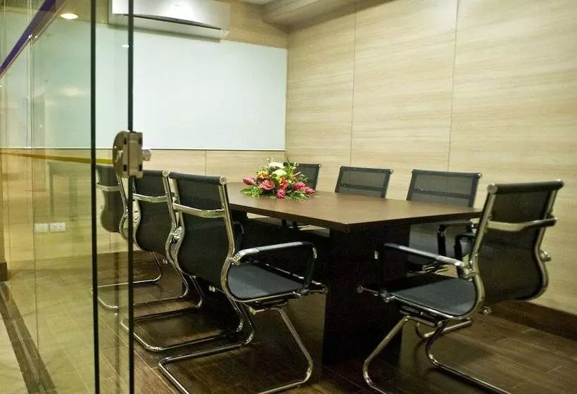 Fotos del hotel Goldberry Suites And:  6