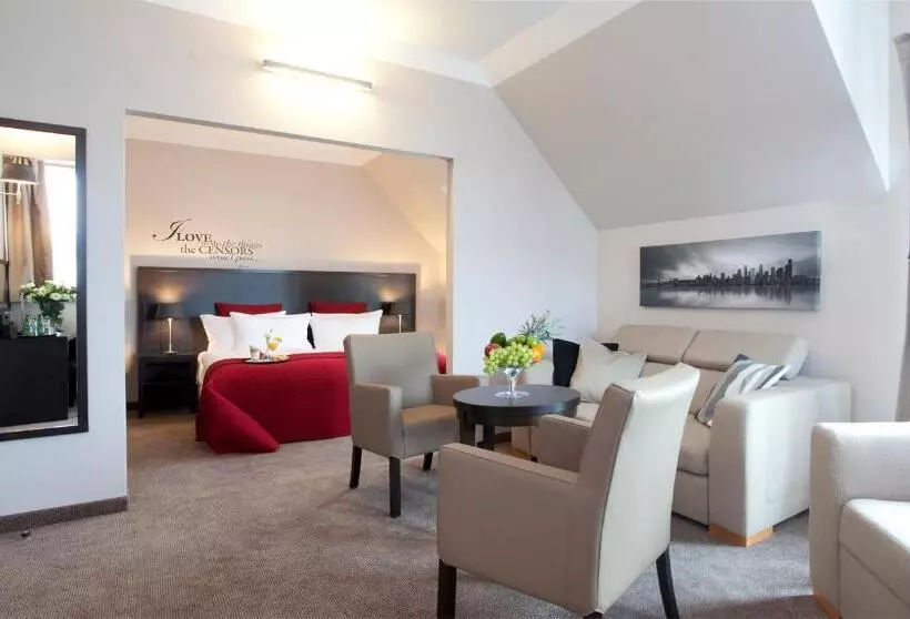 Fotos del hotel Comm  Pozna? Airport:  13