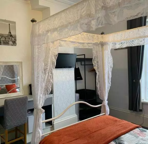 Fotos del hotel Hornby Villa 4*b&b Couples & Families Only:  17