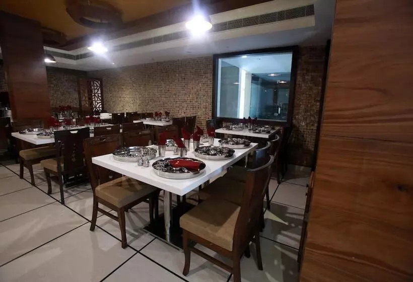 Fotos del hotel Oyo Premium Children Park Sardarpura:  2