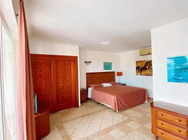 Fotos del hotel West Bay Colonial:  2