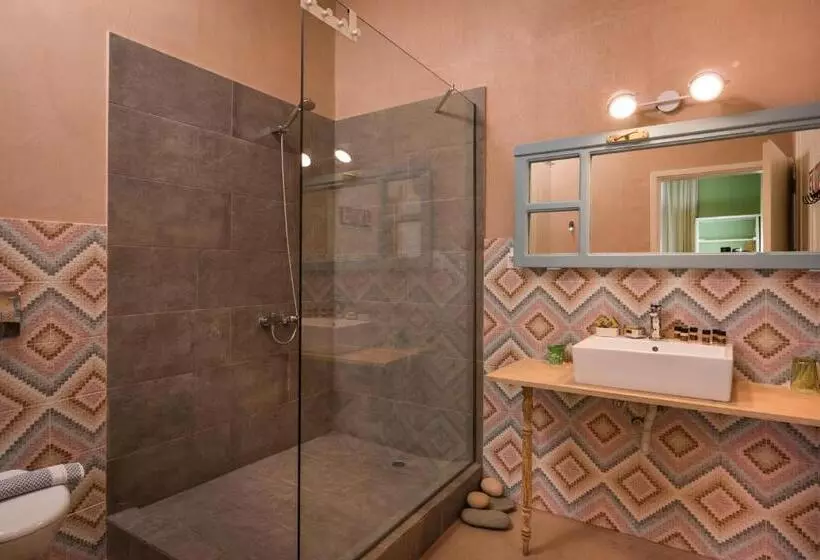 Fotos del hotel Thejoy:  7