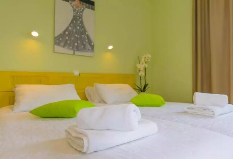 Fotos del hotel Thejoy:  25