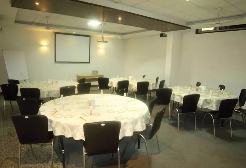 Fotos del hotel Stately Suites Mg Road:  12