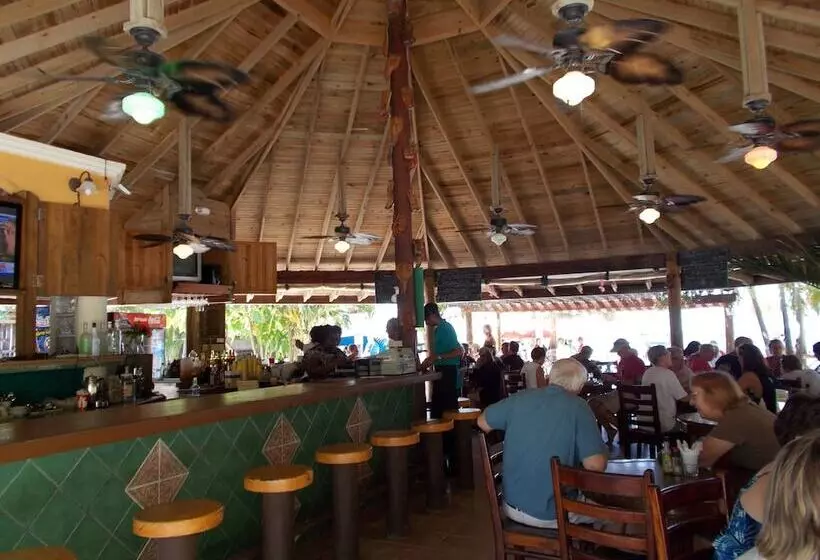 Fotos del hotel Fosters West Bay Resort:  2