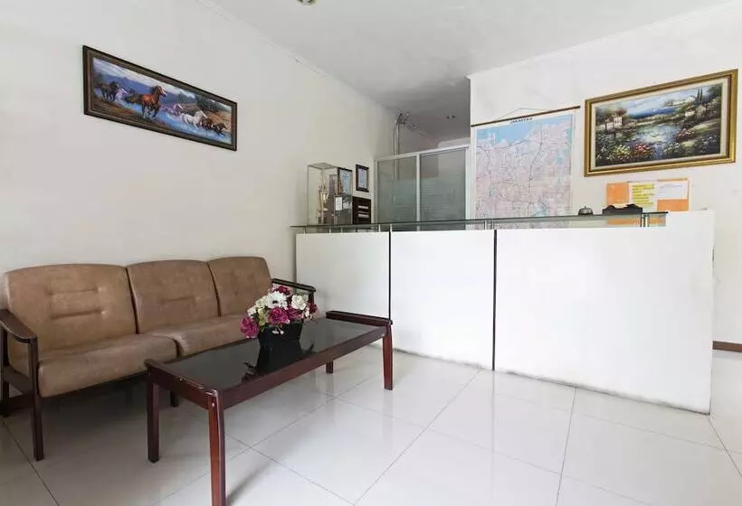 Fotos del hotel Reddoorz Near Gondangdia Station:  19