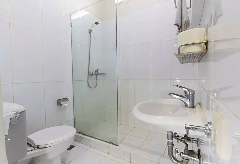 Fotos del hotel Reddoorz Near Gondangdia Station:  6