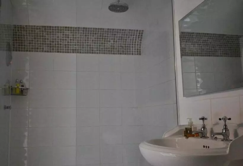 Fotos del hotel Chequer Cottage:  4