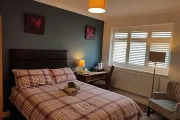 Room In Guest Room   Apple House Wembley - Harrow