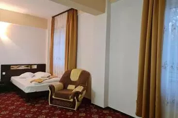 特里瓦萊魔法酒店 - 皮特什蒂