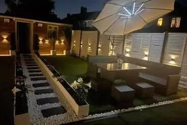 North Avenue Guest House Ltd, Heathrow Airport Free Parking - Hayes