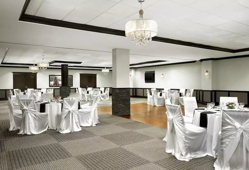 Fotos del hotel Four Points By Sheraton Hotel & Suites Calgary West:  3