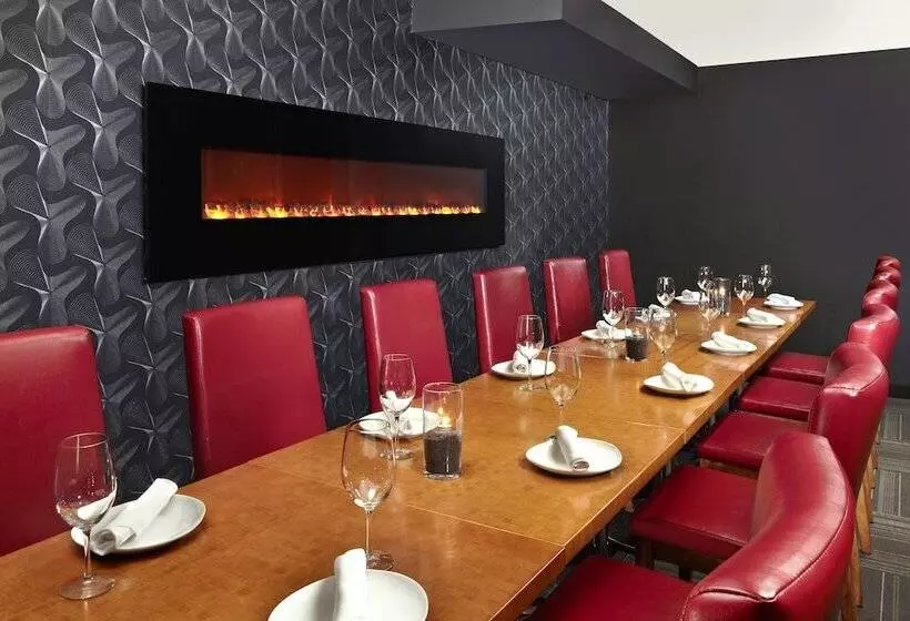 Fotos del hotel Four Points By Sheraton Hotel & Suites Calgary West:  13