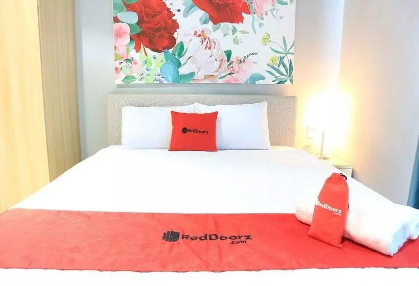 Reddoorz Plus @ Le Van Sy Street 2