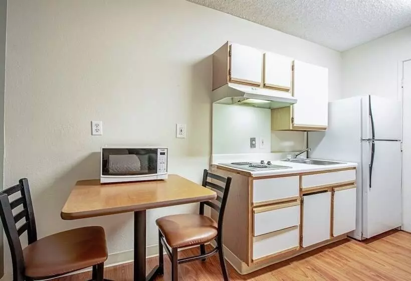 Fotos del hotel Hometowne Studios By Red Roof Phoenix  Dunlap Ave:  16