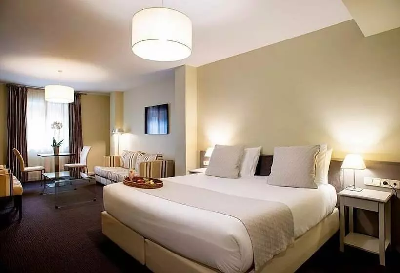 Ikonik Plaza Mercado