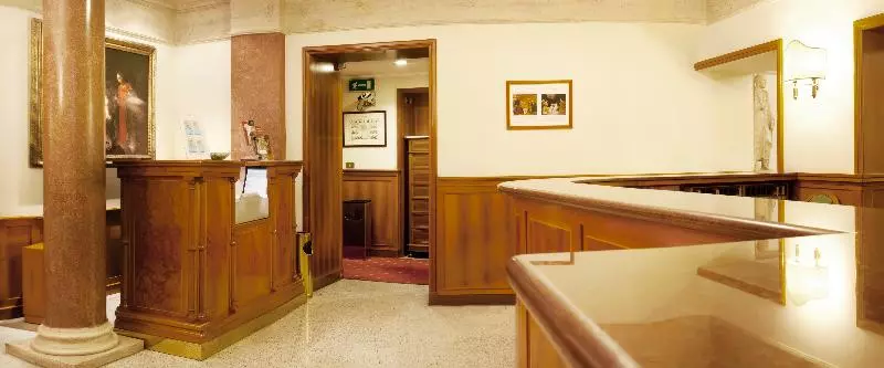 Fotos del hotel Albergo Santa Chiara:  8