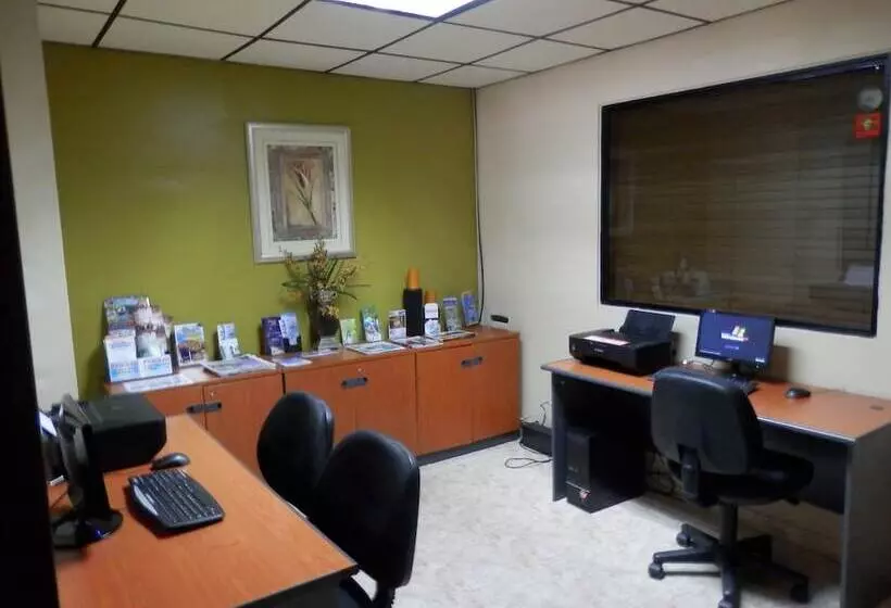 Fotos del hotel Aparthotel Sevilla Suites:  4