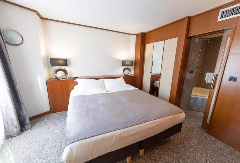 Fotos del hotel Goldstar Apartments & Suites:  8