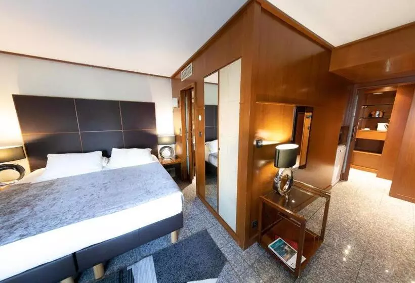 Fotos del hotel Goldstar Apartments & Suites:  2