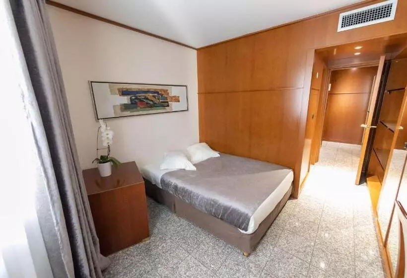 Fotos del hotel Goldstar Apartments & Suites:  18