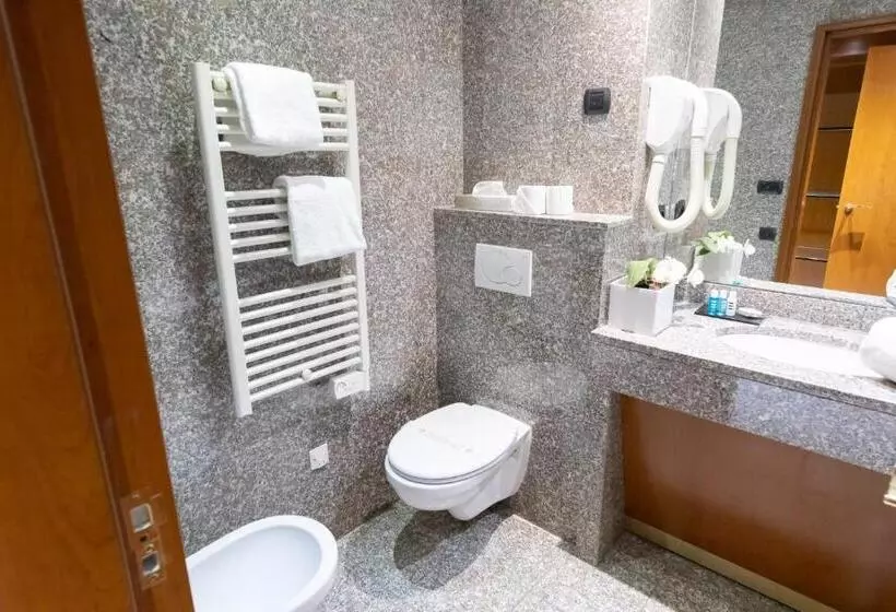 Fotos del hotel Goldstar Apartments & Suites:  6