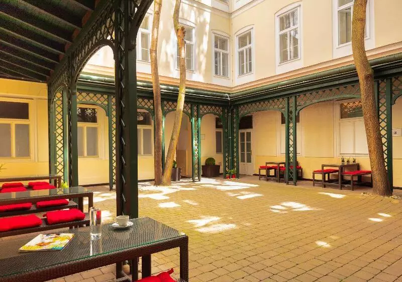 Fotos del hotel The Levante Rathaus Apartments:  4