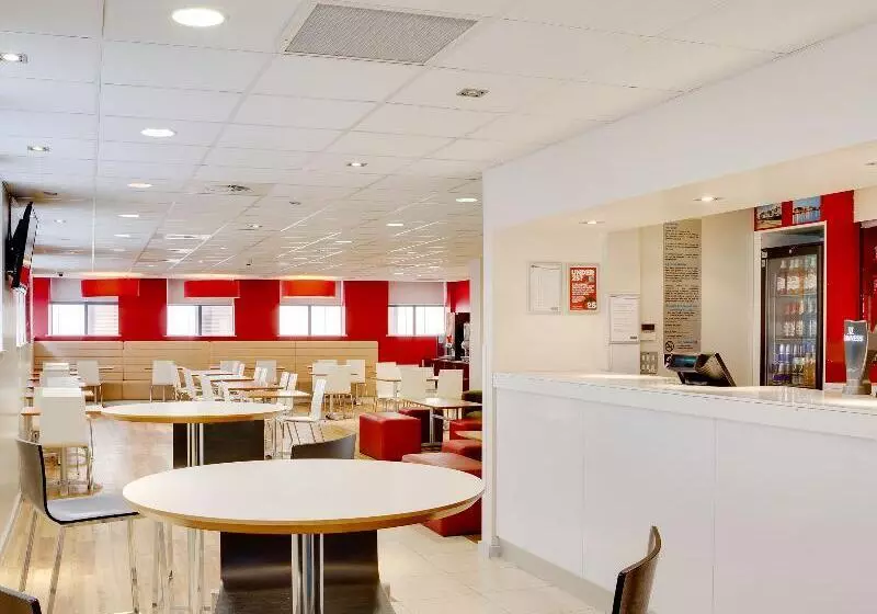 Fotos del hotel Travelodge Cardiff Cent Queen Street:  2