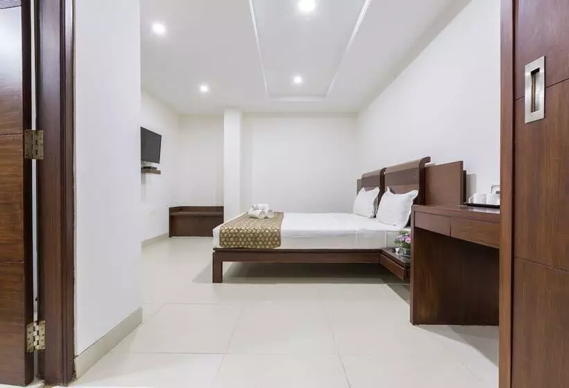 Fotos del hotel The Sanctum Suites Bel Road:  15