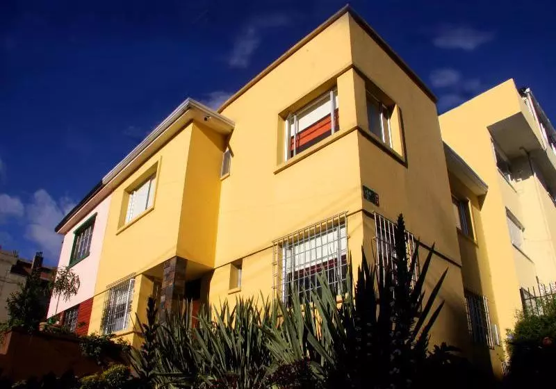 Fotos del hotel 6 Suites:  3